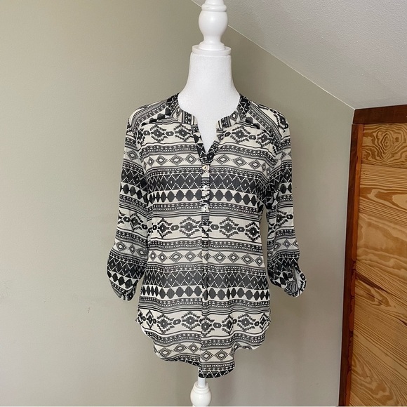 About A Girl Juniors Black & White Chiffon Aztec Print Henley Top Small - Picture 1 of 10